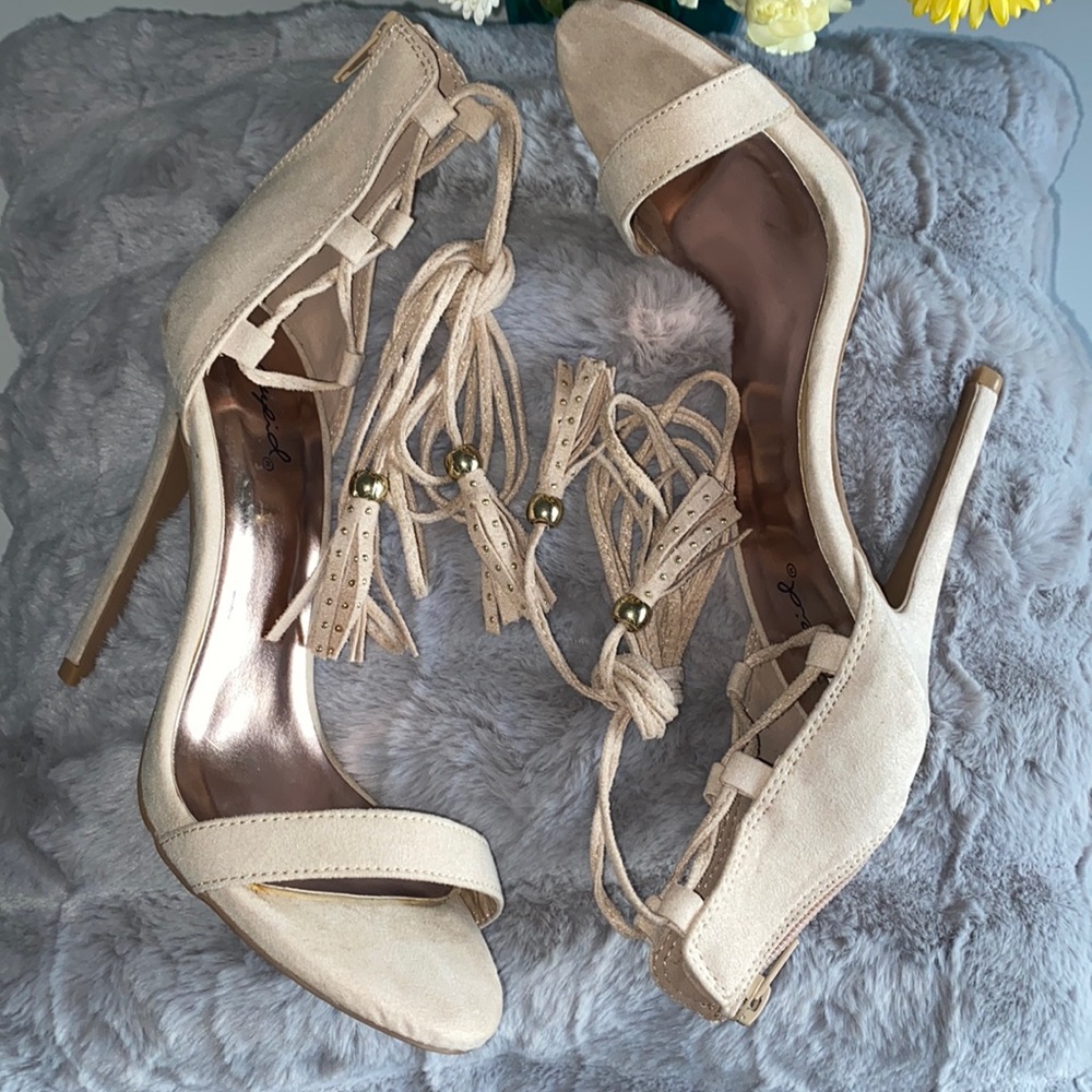 NEVER WORN HIGH HEELS